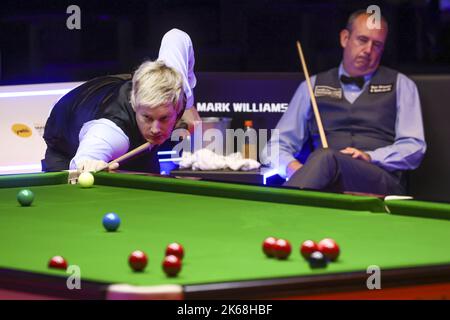 Neil Robertson gioca un colpo durante il 1st° trimestre finale di Hong Kong Masters 2022 contro Mark Williams all'Hong Kong Coliseum. 07OCT22 SCMP/ Dickson Lee Foto Stock