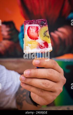 A Latino gode di un gelato alla frutta a Raquira, in Colombia Foto Stock