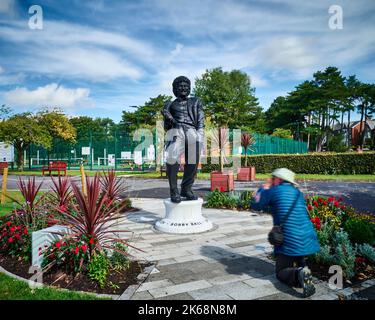 Uomo che fotografa la Statua del Late Bobby Ball in Lowther Gardens, Lytham Foto Stock