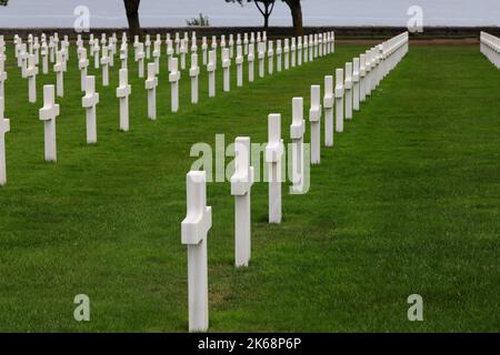Colleville-sur-Mer, fra, Francia - 21 agosto 2022: Cimitero militare americano e molte croci bianche sulle tombe dei soldati Foto Stock