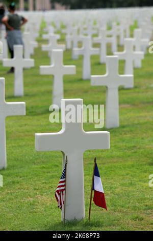 Colleville-sur-Mer, fra, Francia - 21 agosto 2022: Cimitero militare americano vicino al D-Day Landing e bandiere di USA e Francia e croci bianche Foto Stock