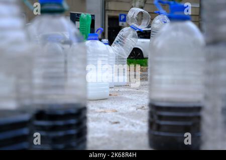 Grande scacchiera di gesso con pezzi di scacchi in bottiglie di plastica visto su Piazza Franjo Tudjman, a Zagabria, Croazia, il 12 ottobre 2022 Foto: Slaven Branislav Babic/PIXSELL Foto Stock