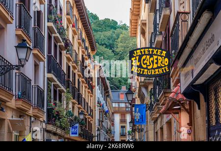 San Sebastian, Spagna - 25 giugno 2021: Ristoranti e bar baschi famosi per pintxos o tapas nelle strade strette, centro storico di Donostia, Paesi Baschi Foto Stock