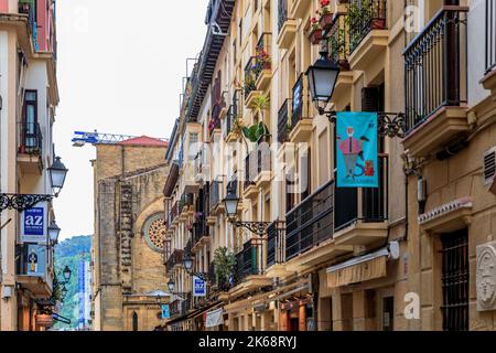 San Sebastian, Spagna - 25 giugno 2021: Ristoranti e bar baschi famosi per pintxos o tapas nelle strade strette, centro storico di Donostia, Paesi Baschi Foto Stock