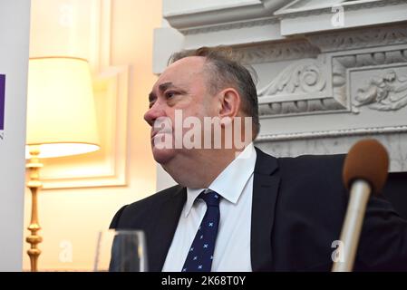 Alex Salmond avverte SNP complotto per garantire IndyRef2 è una strategia ad alto rischio e si ritorterà in quanto il partito prevede di garantire il diritto legale di tenere un referendum per l'indipendenza attraverso la Corte Suprema del Regno Unito . Egli ha detto che il voto dovrebbe essere deciso dal popolo scozzese . Ha anche detto se perdono il caso attraverso la Corte Suprema del Regno Unito le parole del Lord Advocate risolverebbero la questione per tutto il tempo. Ha detto perché vorreste che questa questione si risolva per tutto il tempo? A meno che non sarebbe stato stabilito dal popolo scozzese non la Corte Suprema del Regno Unito . Alex Salmond ha detto che la SNP ha un'assenza di strategia .. Foto Stock