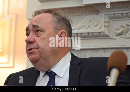 Alex Salmond avverte SNP complotto per garantire IndyRef2 è una strategia ad alto rischio e si ritorterà in quanto il partito prevede di garantire il diritto legale di tenere un referendum per l'indipendenza attraverso la Corte Suprema del Regno Unito . Egli ha detto che il voto dovrebbe essere deciso dal popolo scozzese . Ha anche detto se perdono il caso attraverso la Corte Suprema del Regno Unito le parole del Lord Advocate risolverebbero la questione per tutto il tempo. Ha detto perché vorreste che questa questione si risolva per tutto il tempo? A meno che non sarebbe stato stabilito dal popolo scozzese non la Corte Suprema del Regno Unito . Alex Salmond ha detto che la SNP ha un'assenza di strategia .. Foto Stock