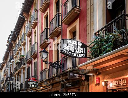 San Sebastian, Spagna - 25 giugno 2021: Ristoranti e bar baschi famosi per pintxos o tapas nelle strade strette, centro storico di Donostia, Paesi Baschi Foto Stock