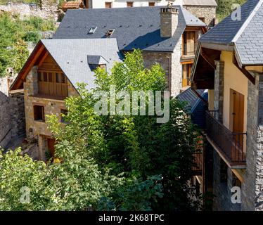 Tradizionali abitazioni di montagna spagnole, montagne dei Pirenei, Spagna Foto Stock