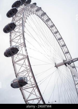Un'inquadratura verticale a basso angolo della ruota del London Eye a Londra, Regno Unito Foto Stock