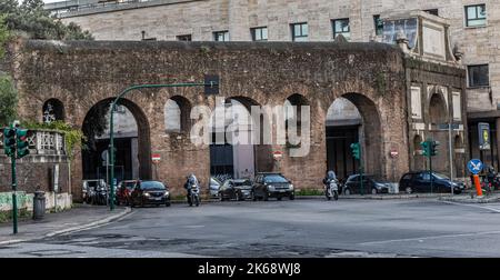 ROMA, ITALIA - 07 DICEMBRE 2019: Rovine dell'antico acquedotto romano a Roma Foto Stock