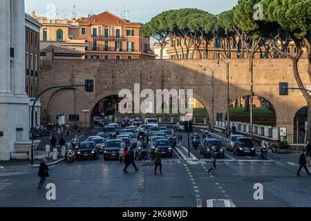 ROMA, ITALIA - 07 DICEMBRE 2019: Rovine dell'antico acquedotto romano a Roma Foto Stock