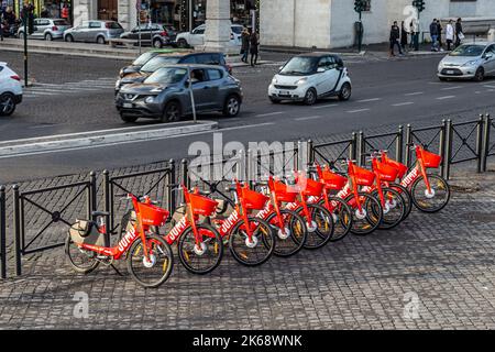 Roma, Italia - 06 dicembre 2019: Fila di biciclette parcheggiate. Biciclette arancioni in piedi su un parcheggio a noleggio. A Roma, Italia Foto Stock