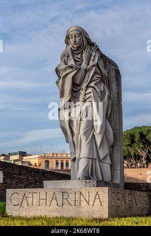 ROMA, ITALIA - 06 DICEMBRE 2019: Il Monumento a Caterina da Siena (Catharina Senesis) nel castello di Sant'Angelo a Roma Foto Stock