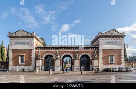 ROMA, ITALIA - 07 DICEMBRE 2019: Ingresso al famoso cimitero campo Verano (Cimitero Monumentale al Verano) vicino a San Lorenzo a Roma Foto Stock