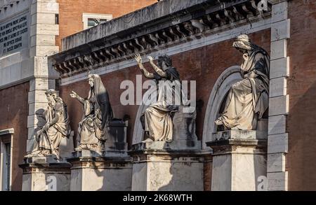 ROMA, ITALIA - 07 DICEMBRE 2019: Ingresso al famoso cimitero campo Verano (Cimitero Monumentale al Verano) vicino a San Lorenzo a Roma Foto Stock