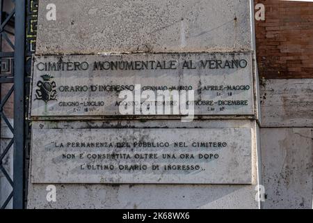 ROMA, ITALIA - 07 DICEMBRE 2019: Statue al Cimitero di campo Verano (Cimitero Monumentale al Verano) nei pressi di San Lorenzo a Roma Foto Stock