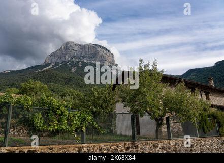 Magnifica vista dei Pirenei spagnoli con pareti verticali di roccia calcarea Foto Stock