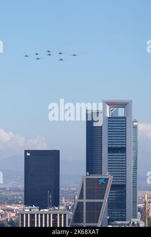 Madrid, Madrid, Spagna. 12th Ott 2022. Ottobre 12; 2022 - Madrid, Spagna: Parata aerea delle forze armate per la Giornata Nazionale Spagnola (Giornata Colombo) a Madrid, Spagna. (Credit Image: © Alvaro Laguna/Pacific Press via ZUMA Press Wire) Foto Stock