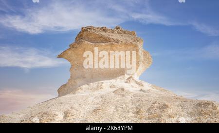 Zekreet ,Qatar- Dicembre 12,2021 : i rokcs calcarei a forma di funghi nel deserto zekreet. Foto Stock