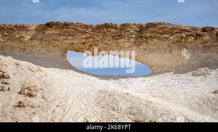 Zekreet ,Qatar- Dicembre 12,2021 : i rokcs calcarei a forma di funghi nel deserto zekreet. Foto Stock