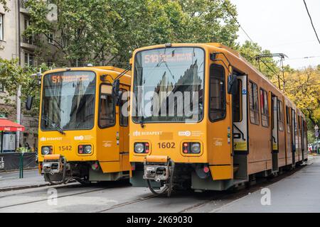 Budapest, Ungheria – 12 ottobre 2022. Due tram su una strada di Budapest. Vista dei tram 51 e 51a in Mester utca del quartiere Ferencvaros a Budapest. Foto Stock