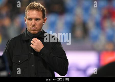 Pilsen, Repubblica Ceca. 12th Ott 2022. Calcio: Champions League, Viktoria Plzen - Bayern Munich, Group Stage, Group C, Giornata 4 alla Doosan Arena, il allenatore di Monaco Julian Nagelsmann è in campo prima della partita. Credit: Peter Kneffel/dpa/Alamy Live News Foto Stock