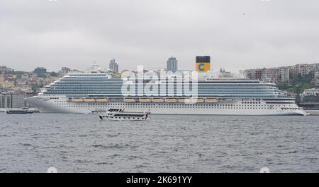 ISTANBUL, TURCHIA - 30 APRILE 2022: Nave da crociera Costa Venezia a Galataport Istanbul. La nave ha una capacità di 135.225 GT e 5.260 Foto Stock