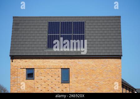 Casa moderna con pannelli solari sul tetto a Londra UK Foto Stock
