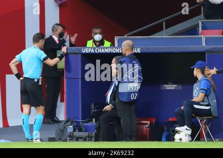 Madrid, Spagna. 12th Ott 2022. Arbitro durante il VAR Check durante il Champions League Match Day 4 tra Atletico de Madrid e Club Brugge allo stadio Civitas Metropolitano di Madrid, Spagna, il 12 ottobre 2022. Credit: Edward F. Peters/Alamy Live News Foto Stock