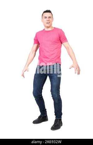 Uomo sorpreso in piedi in studio. Sfondo bianco Foto Stock