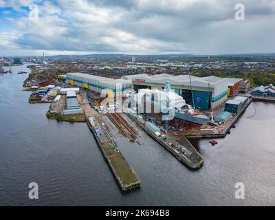 Veduta aerea della nave da guerra sottomarina HMS Glasgow tipo 26 in costruzione presso il cantiere navale BAE Systems, Govan, Glasgow, Scozia Foto Stock