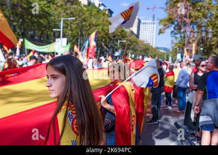 Barcellona, Spagna. 12th Ott 2022. Una giovane donna è vista da vicino mentre tiene una bandiera grande della Spagna durante la parata di giorno ispanico. La Giornata ispanica, conosciuta in spagnolo come dia de España, celebra l'anniversario della data in cui Cristoforo Colombo è arrivato nelle Americhe, ma è stata recentemente esaminata per la celebrazione della colonizzazione. (Foto di Davide Bonaldo/SOPA Images/Sipa USA) Credit: Sipa USA/Alamy Live News Foto Stock