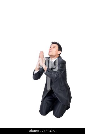 Uomo speranzoso che chiede aiuto in ginocchio Foto Stock