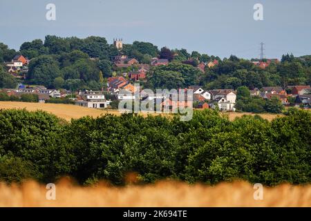 Una vista di Kippax da Wakefield Road a Swillington Common Foto Stock