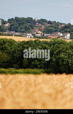 Una vista di Kippax da Wakefield Road a Swillington Common Foto Stock