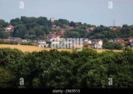 Una vista di Kippax da Wakefield Road a Swillington Common Foto Stock