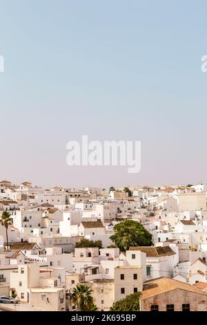 Vista di case imbiancate su una collina, Vejer de la Frontera, Andalusia, Spagna Foto Stock