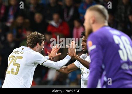 Pilsen, Repubblica Ceca. 12th Ott 2022. L-R Thomas Muller del Bayern riceve le congratulazioni durante il Viktoria Plzen vs Bayern Monaco di Baviera gruppo C di calcio Champions' League a Pilsen, Repubblica Ceca, 12 ottobre 2022. Credit: Michal Kamaryt/CTK Photo/Alamy Live News Foto Stock