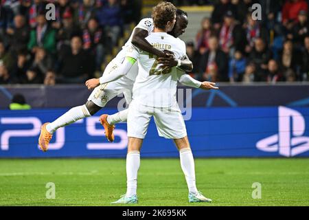 Pilsen, Repubblica Ceca. 12th Ott 2022. L-R Thomas Muller e Sadio Mane del Bayern festeggiano il secondo gol durante il Viktoria Plzen vs Bayern Monaco di Baviera gruppo C di calcio Champions' League a Pilsen, Repubblica Ceca, 12 ottobre 2022. Credit: Michal Kamaryt/CTK Photo/Alamy Live News Foto Stock