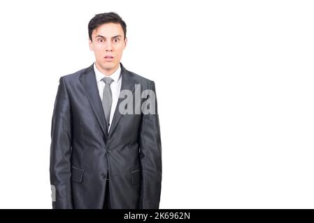 Scioccato uomo in abito formale che guarda con gli occhi spalancati Foto Stock