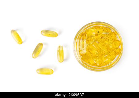 Omega 3 capsule in flacone di vetro isolato su fondo bianco. Softgels, compresse per la pelle, la salute, il trattamento delle malattie. . Sanità, dieta, cuore cardi Foto Stock