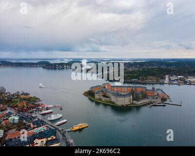 Vaxholm, Svezia - 12 30 2020: Castello di Vaxholm dall'alto. Arcipelago di Stoccolma. Fuco di questa antica fortificazione. Luce diurna. Foto Stock