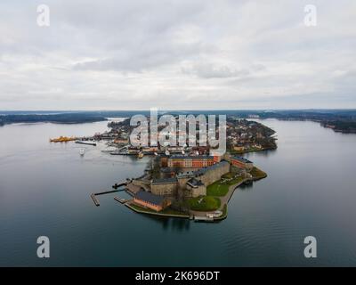 Vaxholm, Svezia - 12 30 2020: Castello di Vaxholm dall'alto. Arcipelago di Stoccolma. Fuco di questa antica fortificazione. Luce diurna. Foto Stock