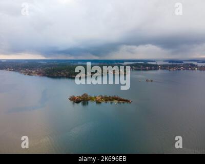 Vaxholm, Svezia - 12 30 2020: Castello di Vaxholm dall'alto. Arcipelago di Stoccolma. Fuco di questa antica fortificazione. Luce diurna. Foto Stock