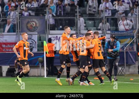 Varsavia, Polonia. 11th Ott 2022. I giocatori di Shakhtar festeggiano un gol durante la partita di gruppo della UEFA Champions League tra il FC Shakhtar Donetsk e il Real Madrid al Maresciallo Jozef Pilsudski Legia Warsaw Municipal Stadium. Punteggio finale; FC Shakhtar Donetsk 1:1 Real Madrid. Credit: SOPA Images Limited/Alamy Live News Foto Stock