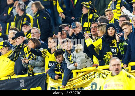 Primo : 11th ottobre 2022, calcio, CL, UEFA Champions League, stagione 2022/2023, fase di gruppo, gruppo G, BVB, Borussia Dortmund - FC Sevilla curva fan, fan block, giovani tifosi, Borussia Dortmund Foto Stock