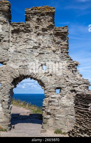 Rovine del castello di Tintagel sulla costa nord della Cornovaglia, Cornovaglia Foto Stock