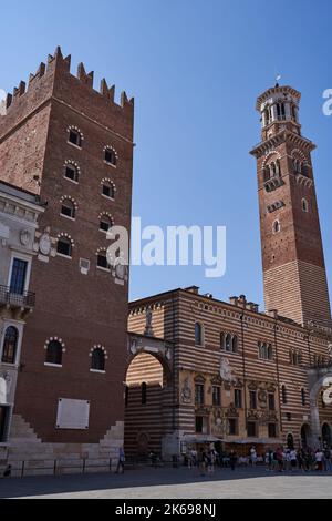 Verona, Italia - 13 luglio 2022 - Verona centro storico - Piazza dei Signori, Palazzo del Governo e Loggia del Consiglio con Dante Foto Stock