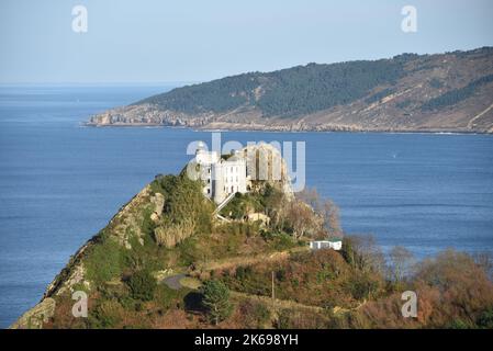 Il faro di Faro de la Plata e il Mar Cantabrico. Monte Ulia, Pasaia, Gipuzkoa, Paesi Baschi, Spagna Foto Stock