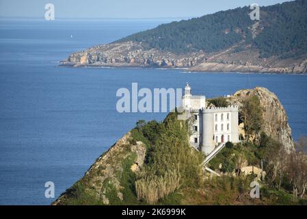 Il faro di Faro de la Plata e il Mar Cantabrico. Monte Ulia, Pasaia, Gipuzkoa, Paesi Baschi, Spagna Foto Stock